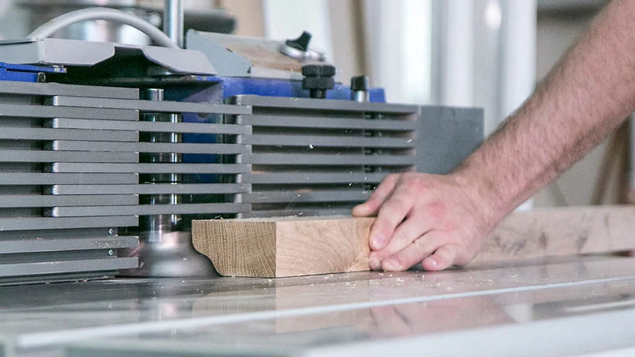Lavorazione artigianale del legno nel laboratorio di Leali Falegnameria